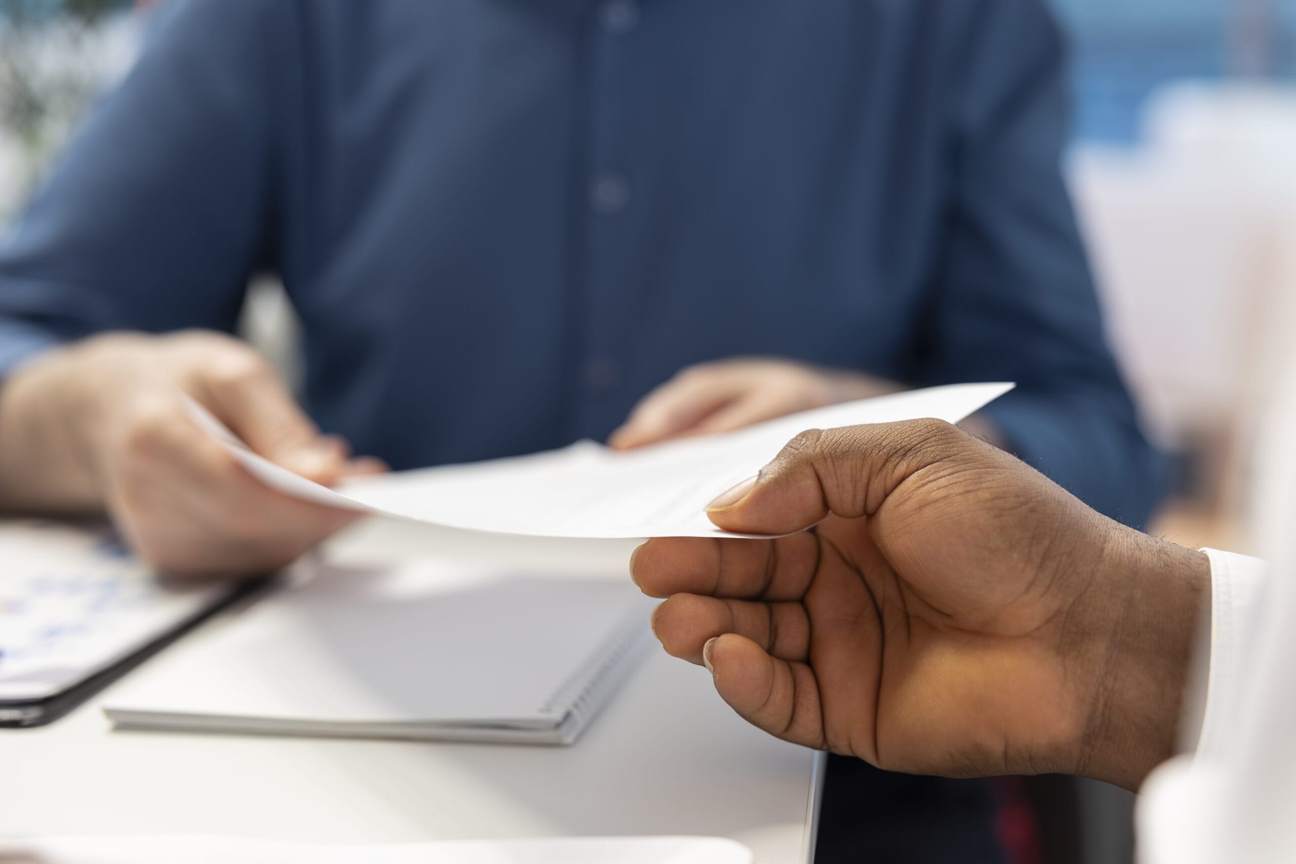 Main d'un homme recevant un document